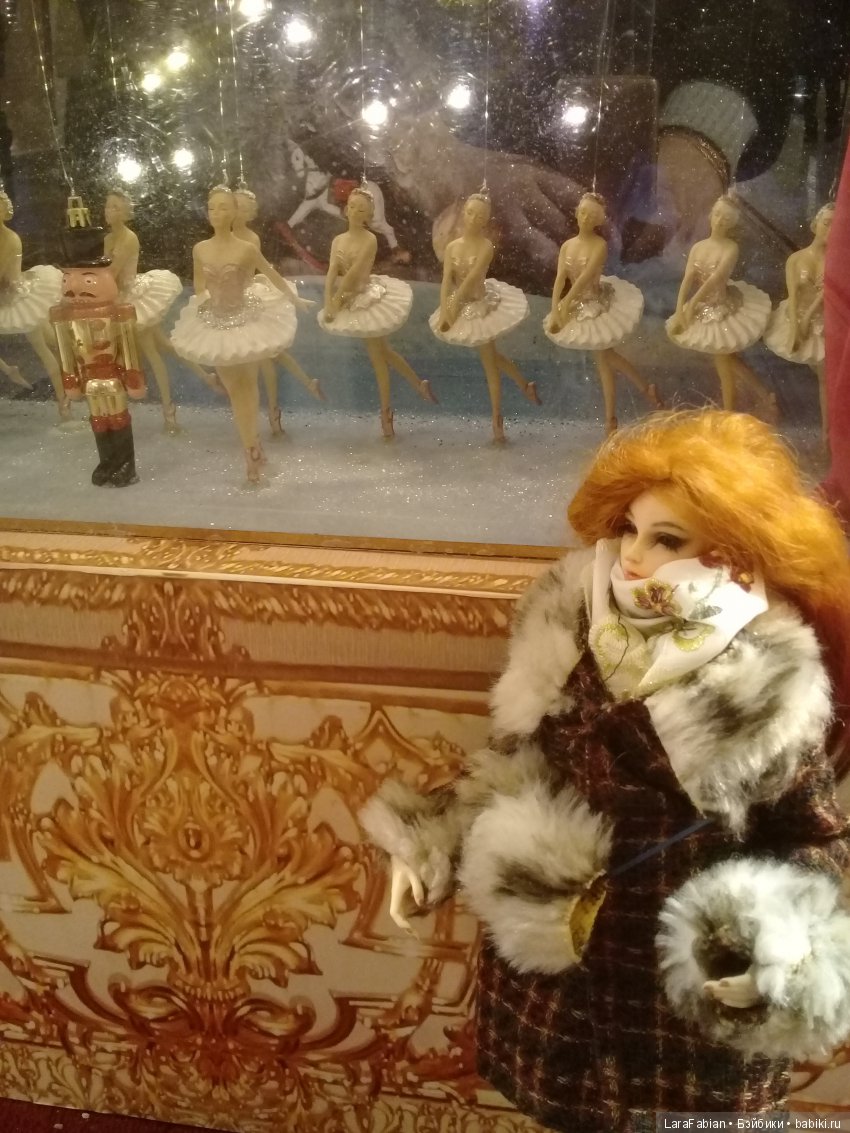 Аделина в ГУМе или куклы тоже любят ёлки (фото 7)