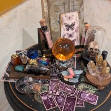 Стол для мага с большим набором миниатюры