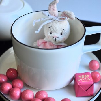 Бантик и красивое платье.