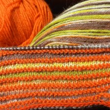 Я вязала осень.