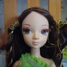 Sonya Kurhn в зеленом платье, нежная куколка.