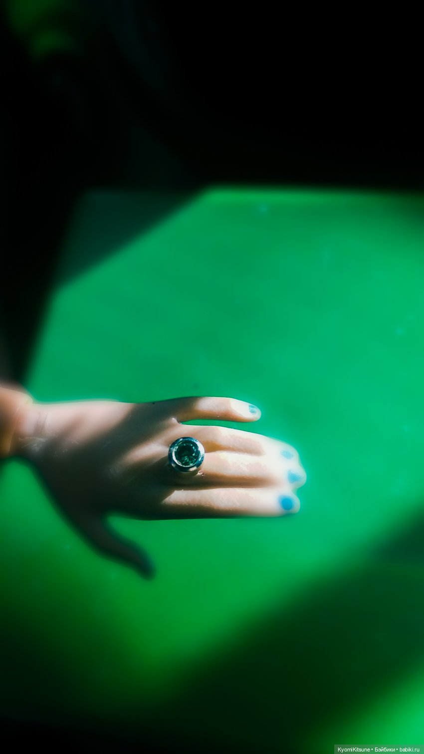 Мисс вселенная с зелено-венерианскими глазами