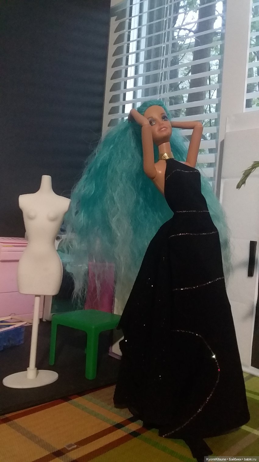 Мисс вселенная с зелено-венерианскими глазами