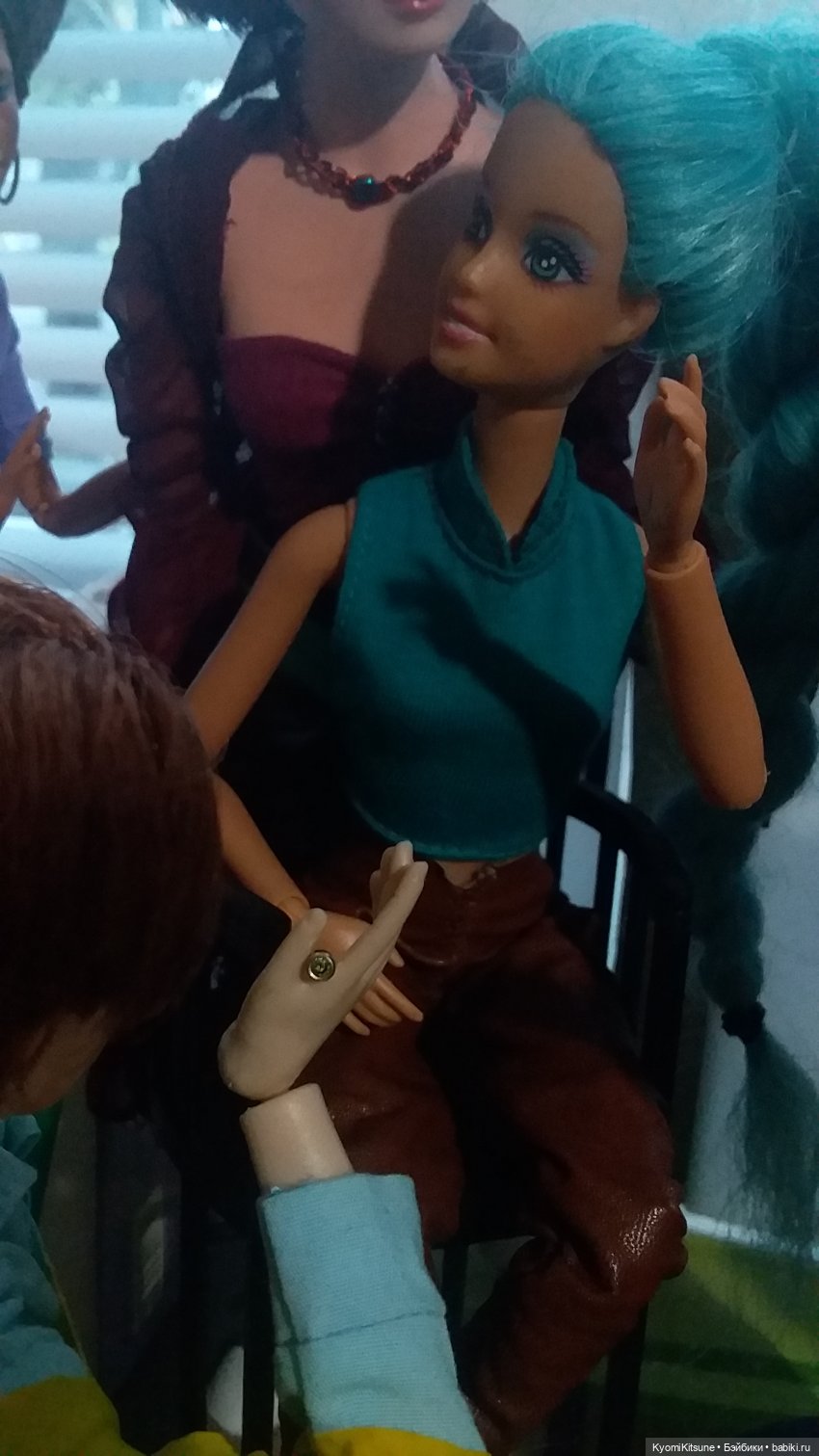 Мисс вселенная с зелено-венерианскими глазами