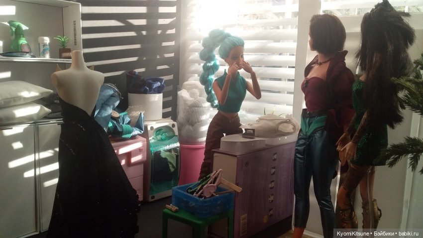 Мисс вселенная с зелено-венерианскими глазами