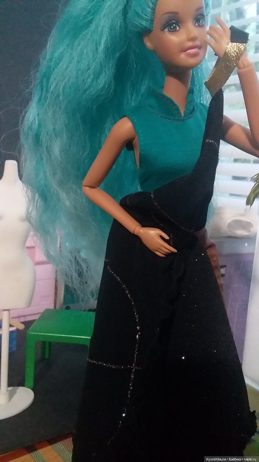 Мисс вселенная с зелено-венерианскими глазами