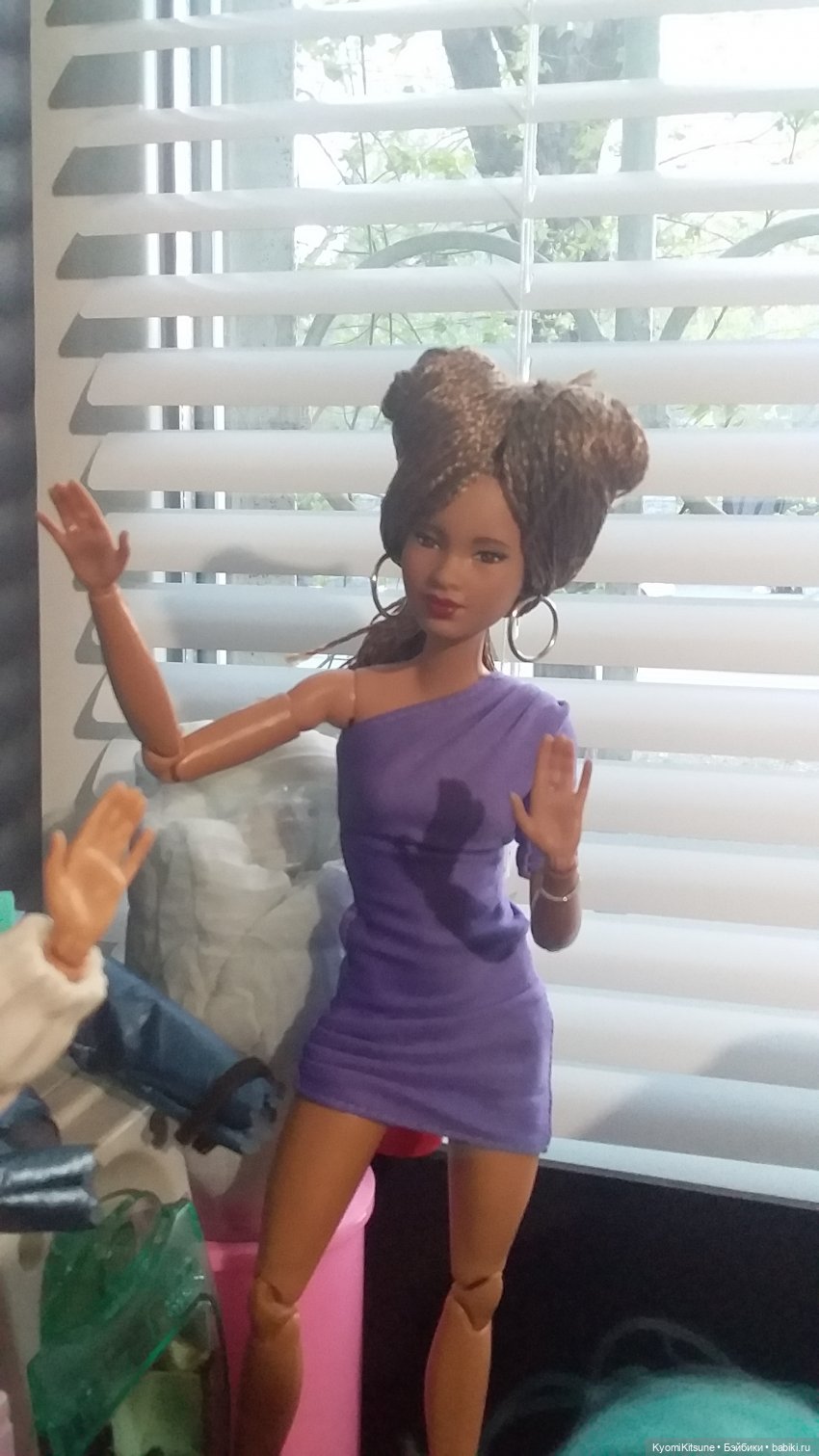 Мисс вселенная с зелено-венерианскими глазами