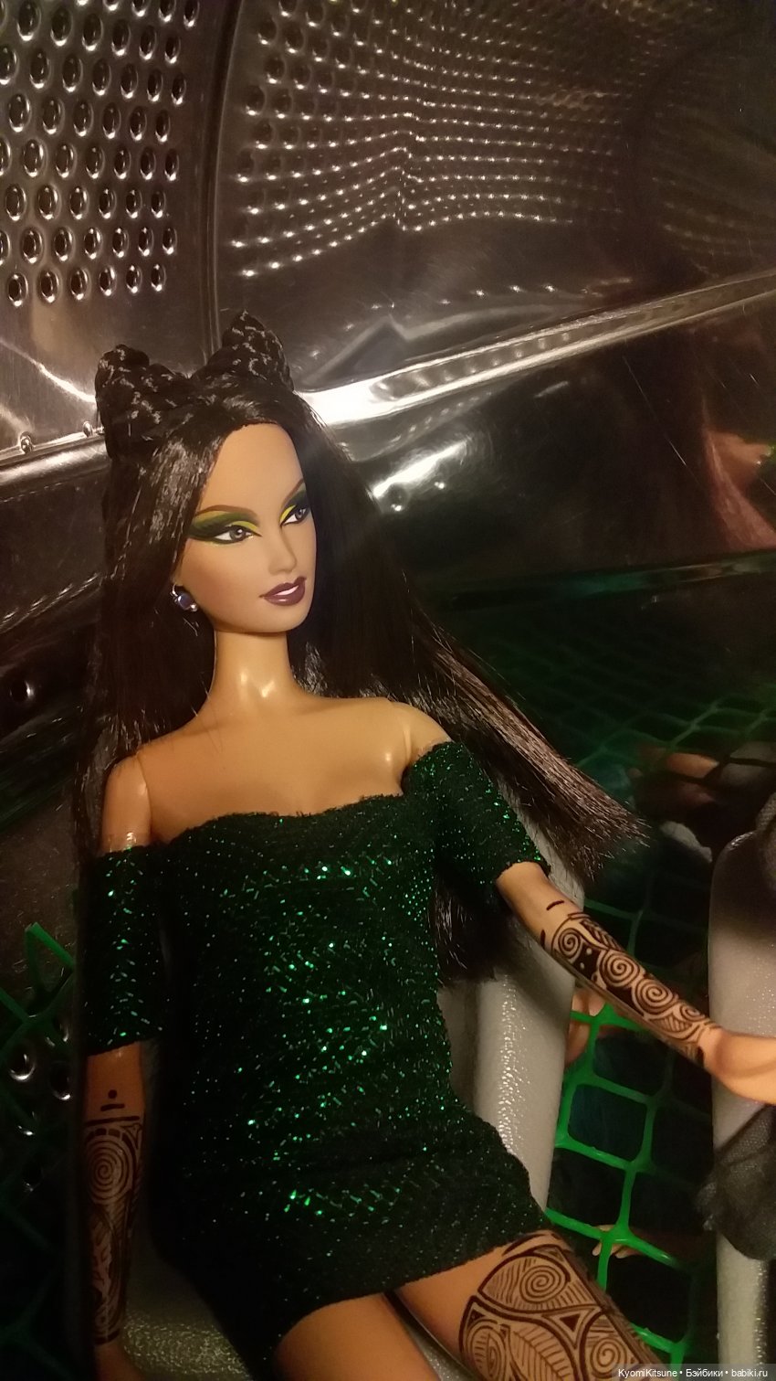 Мисс вселенная с зелено-венерианскими глазами