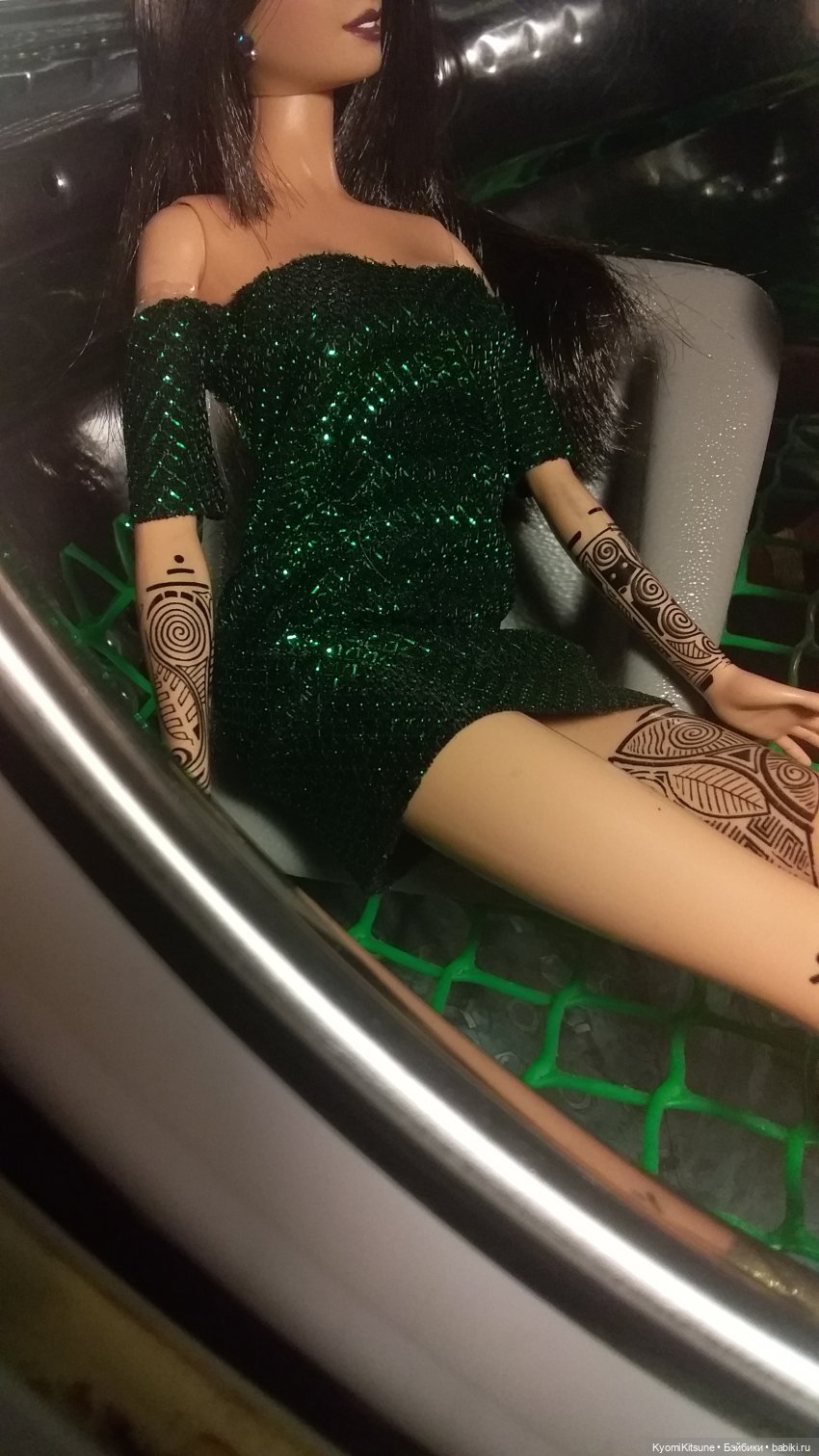 Мисс вселенная с зелено-венерианскими глазами