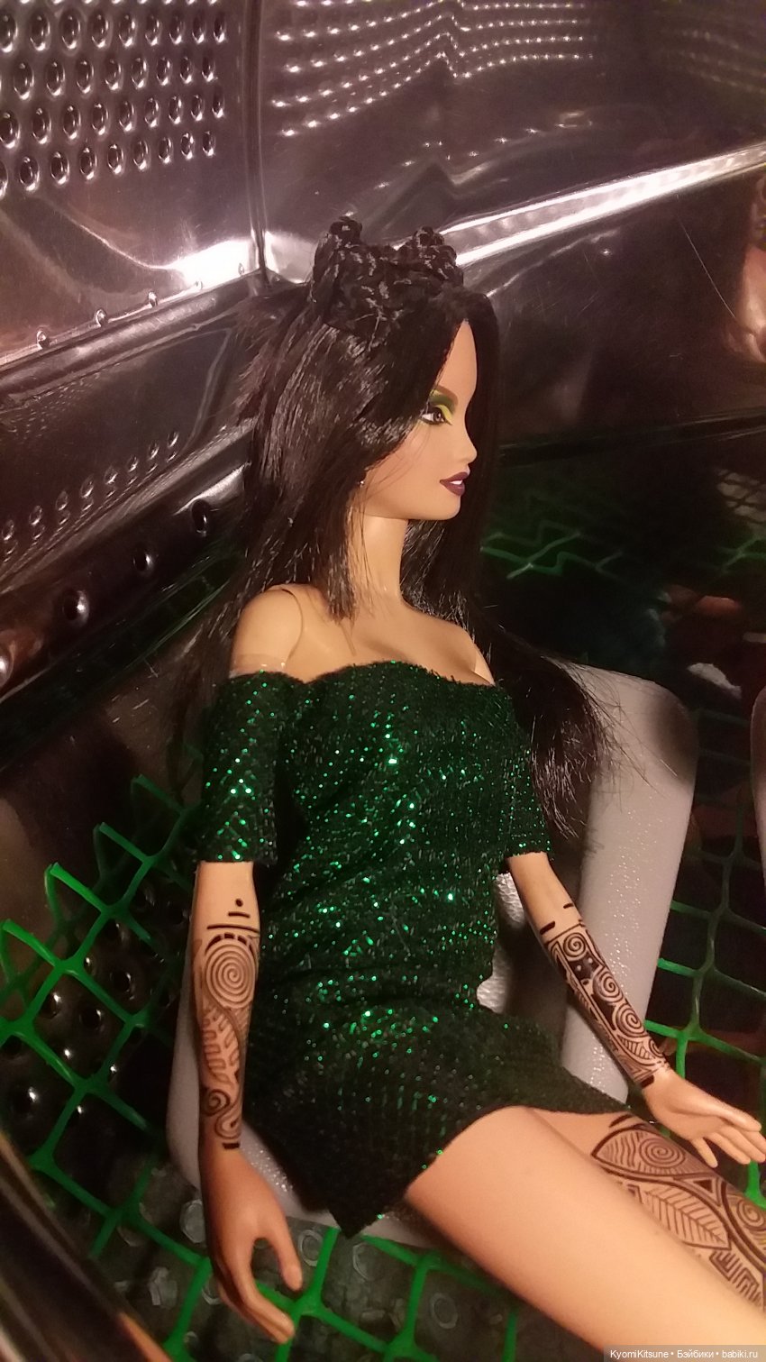 Мисс вселенная с зелено-венерианскими глазами