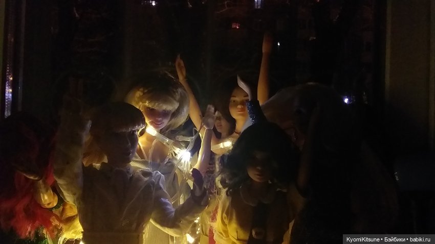 Мисс вселенная с зелено-венерианскими глазами