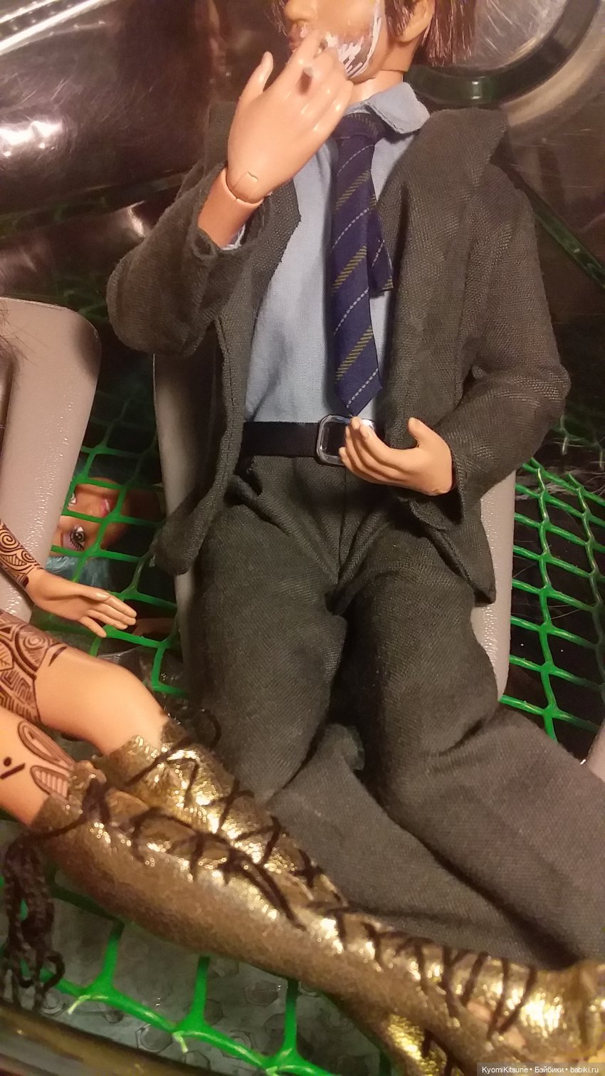 Мисс вселенная с зелено-венерианскими глазами