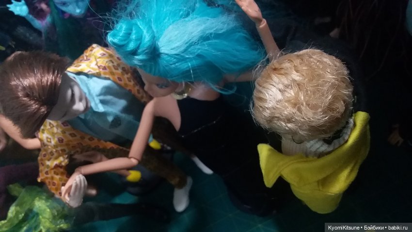 Мисс вселенная с зелено-венерианскими глазами