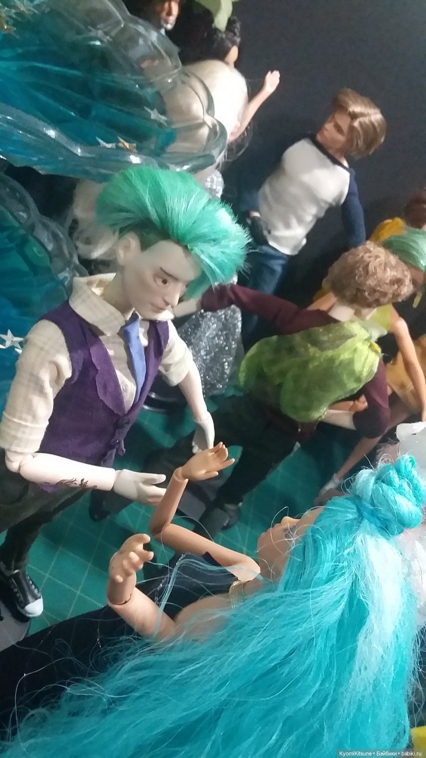 Мисс вселенная с зелено-венерианскими глазами