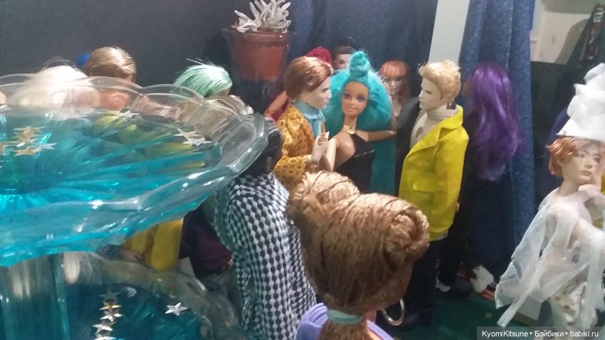 Мисс вселенная с зелено-венерианскими глазами