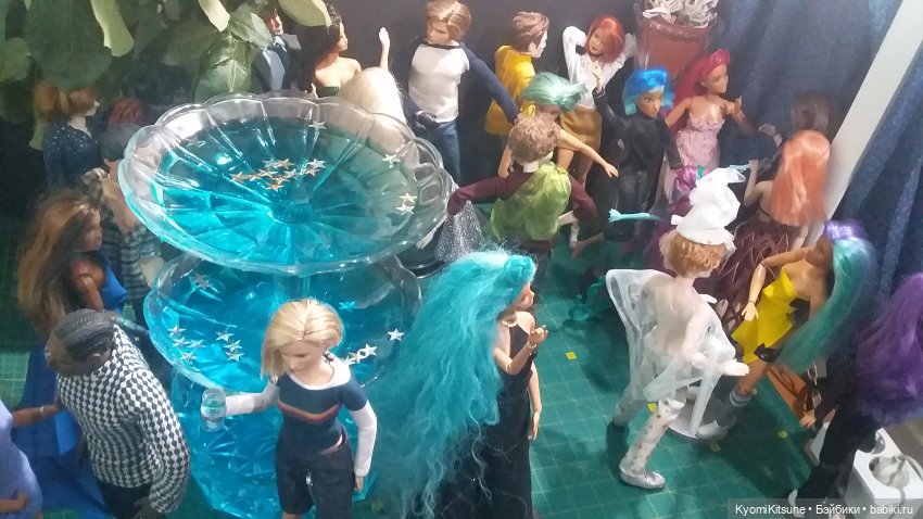 Мисс вселенная с зелено-венерианскими глазами