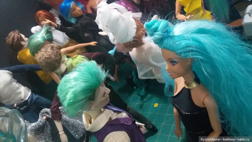 Мисс вселенная с зелено-венерианскими глазами