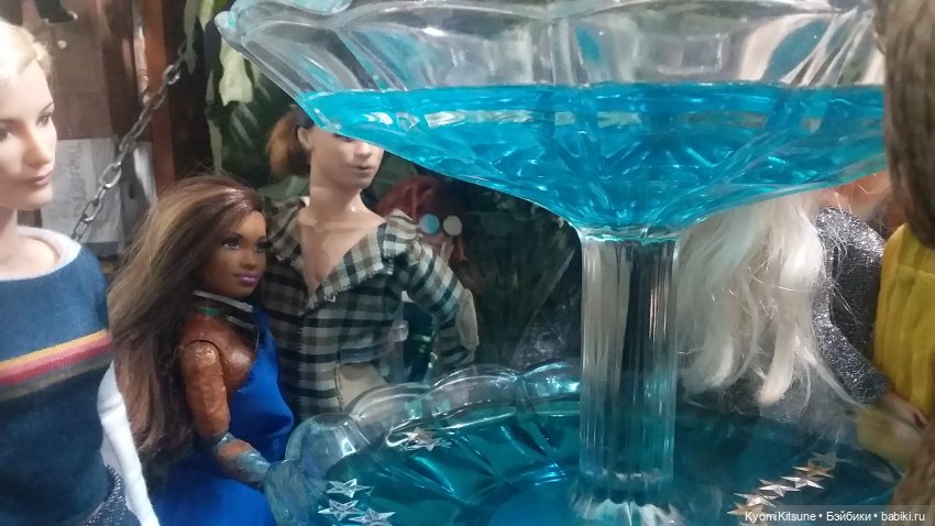 Мисс вселенная с зелено-венерианскими глазами