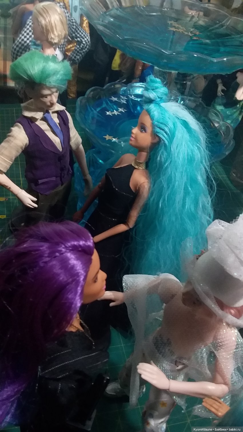 Мисс вселенная с зелено-венерианскими глазами