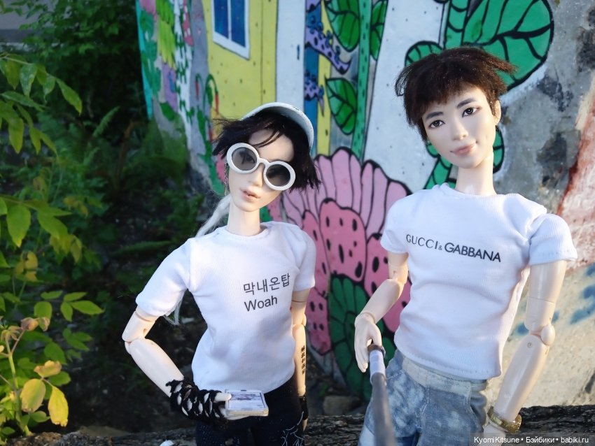 Просто гулять? Это явно не про них