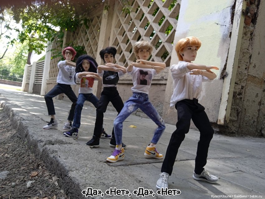 Просто гулять? Это явно не про них