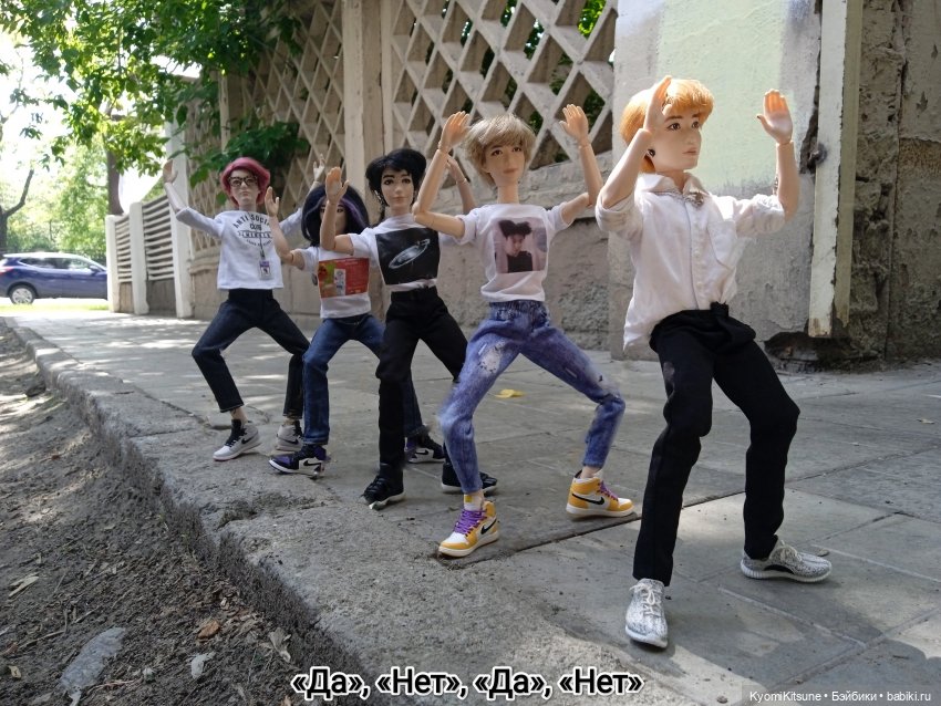 Просто гулять? Это явно не про них