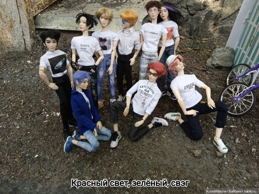 Просто гулять? Это явно не про них