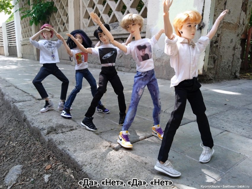 Просто гулять? Это явно не про них