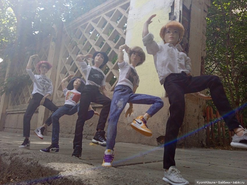 Просто гулять? Это явно не про них