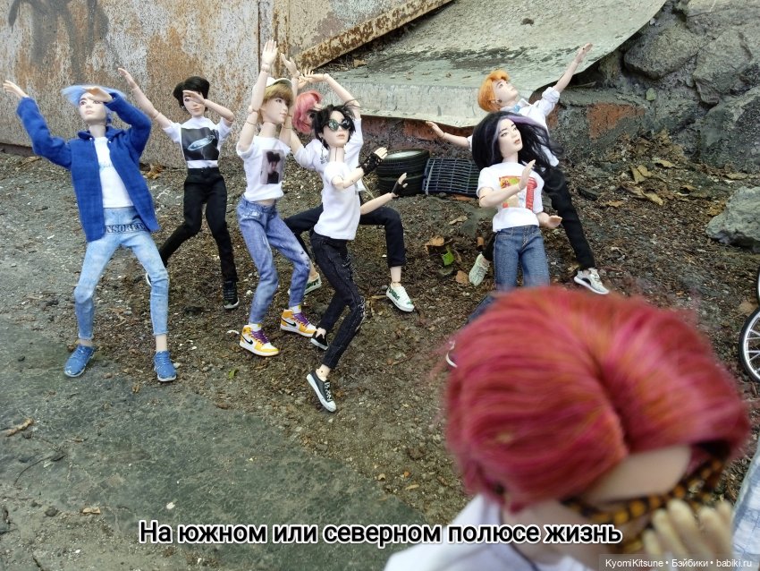 Просто гулять? Это явно не про них