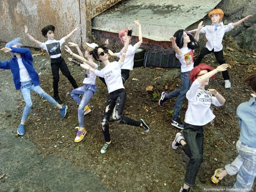 Просто гулять? Это явно не про них