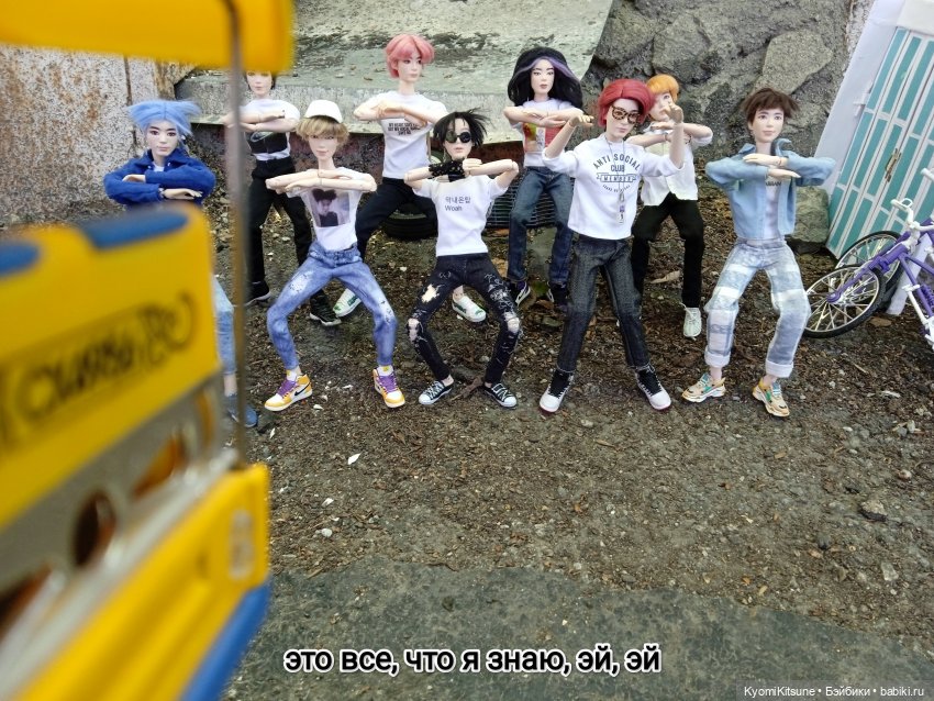 Просто гулять? Это явно не про них