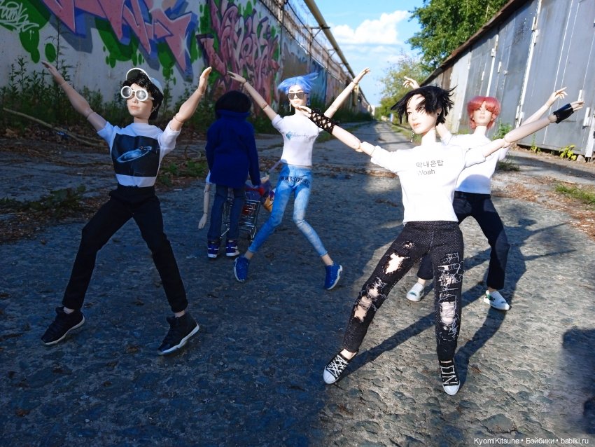 Просто гулять? Это явно не про них