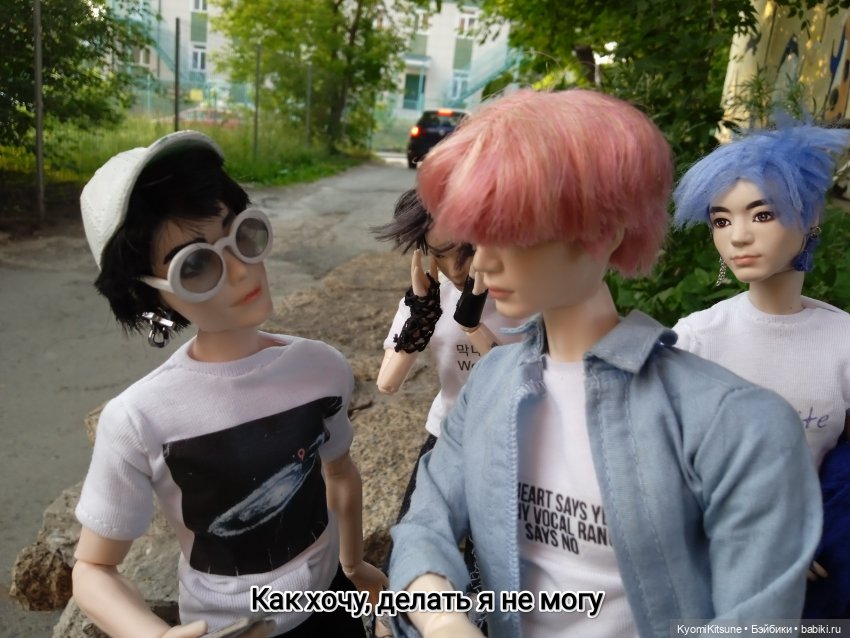 Просто гулять? Это явно не про них