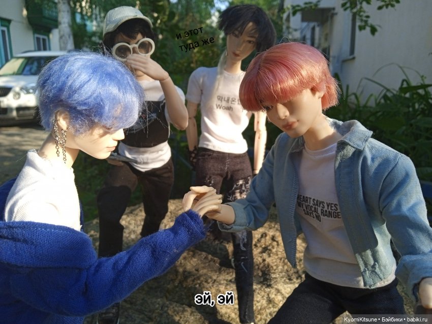 Просто гулять? Это явно не про них