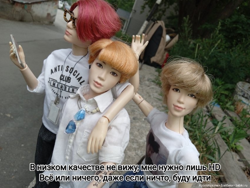 Просто гулять? Это явно не про них