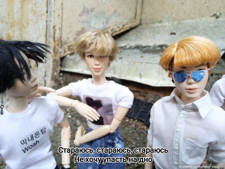 Просто гулять? Это явно не про них