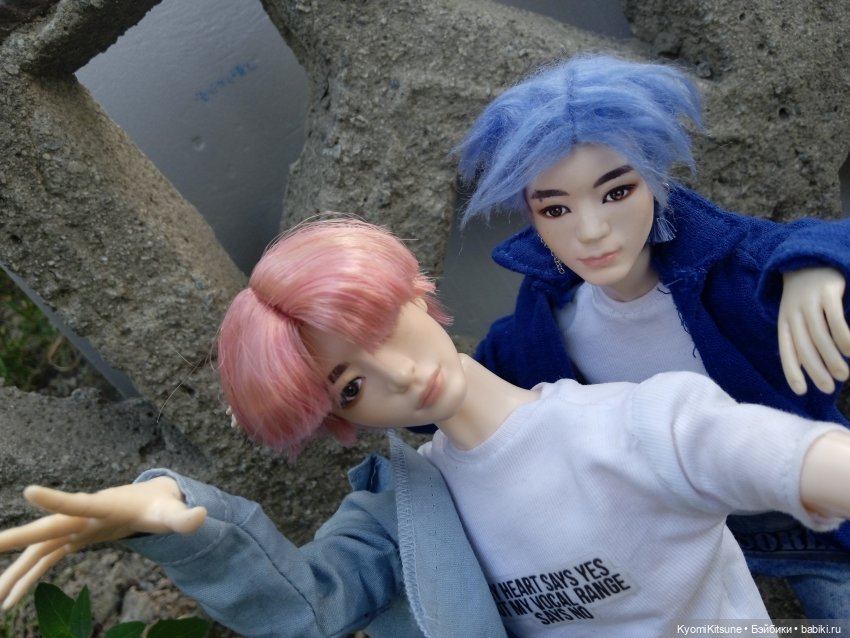 Просто гулять? Это явно не про них