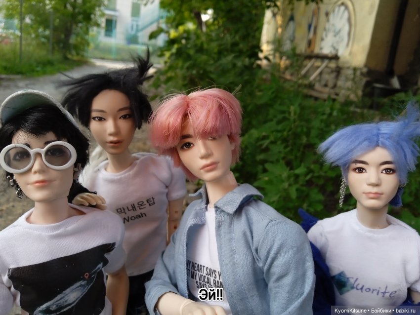 Просто гулять? Это явно не про них