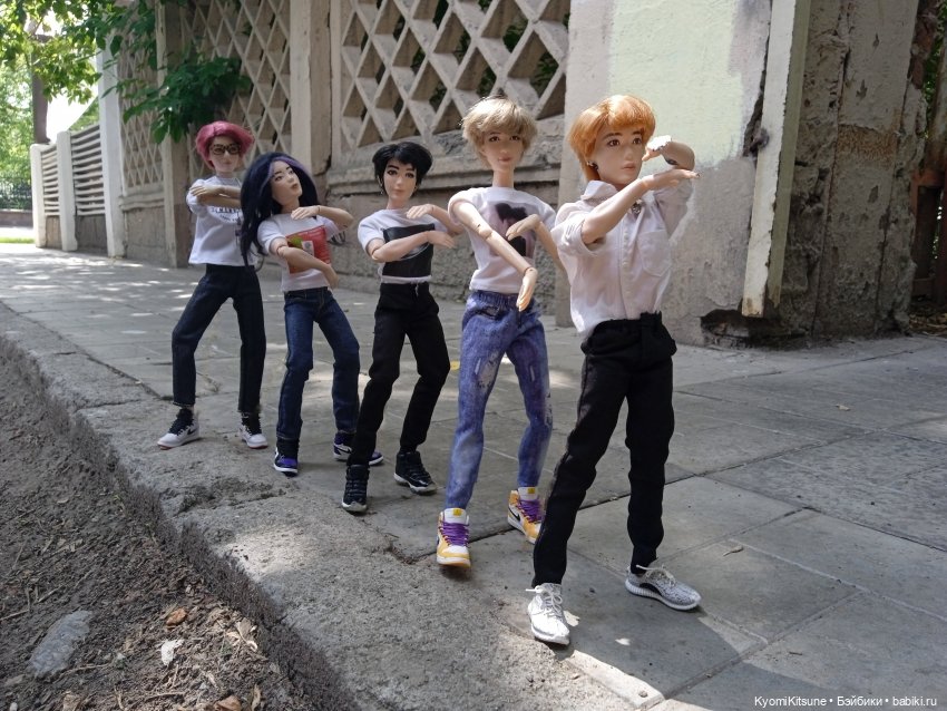 Просто гулять? Это явно не про них