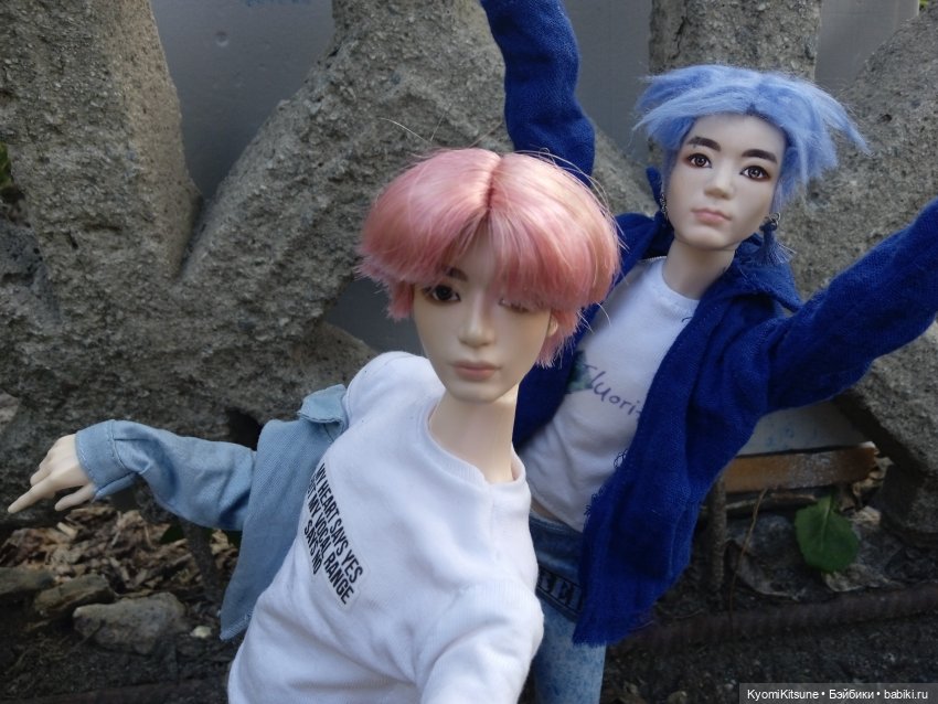 Просто гулять? Это явно не про них