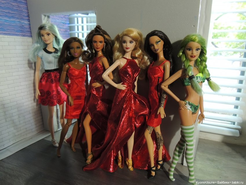 Перепись населения — Коллекции игровых кукол (Playline): фото полок (фото 3)