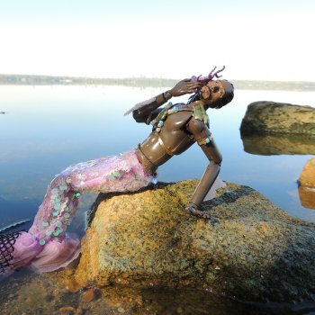 В синем море