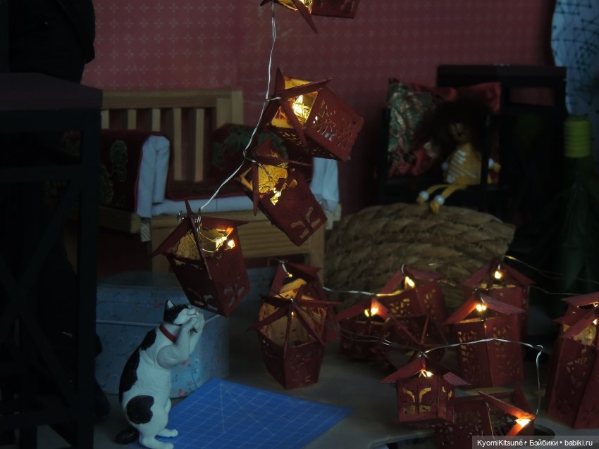 Красные фонарики: гирлянда из ***** и палок