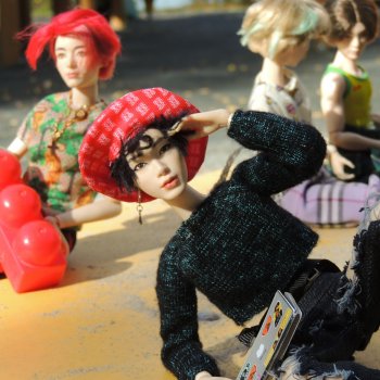 У них квартира четырëхкомнатная