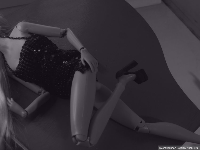 Себастьен Вэй "Versace on the floor"