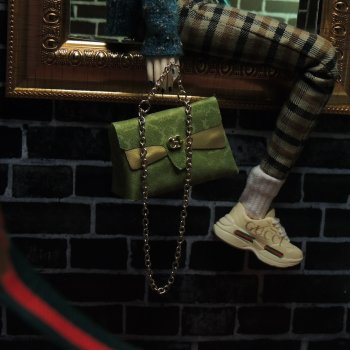 На выставке Ван Гуччи...