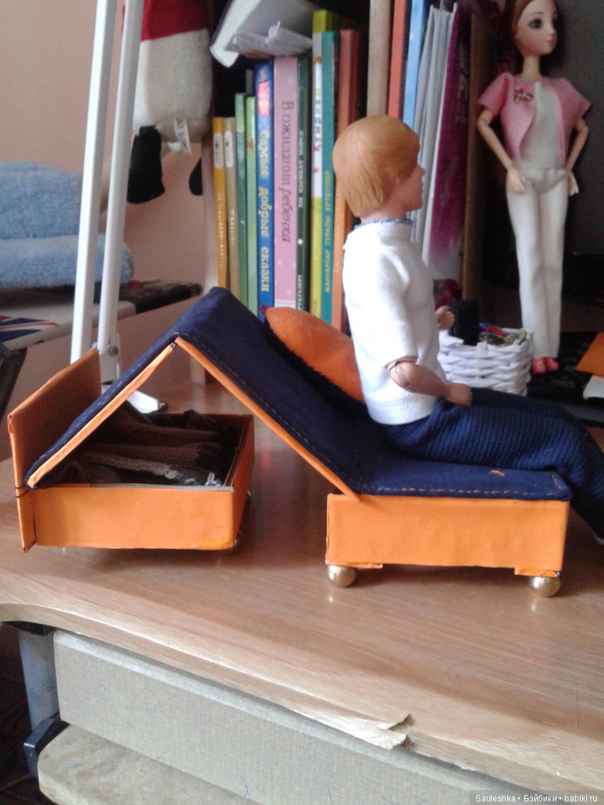 раскладывается, имеется ящик для белья, в ярких оранжево-синих тонах