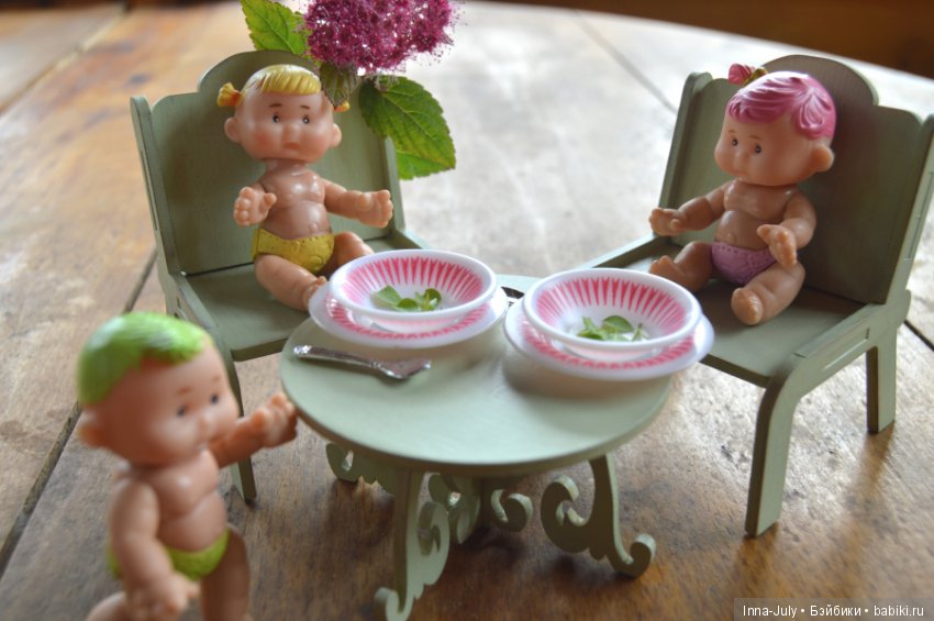 Маленькая компания в деревне