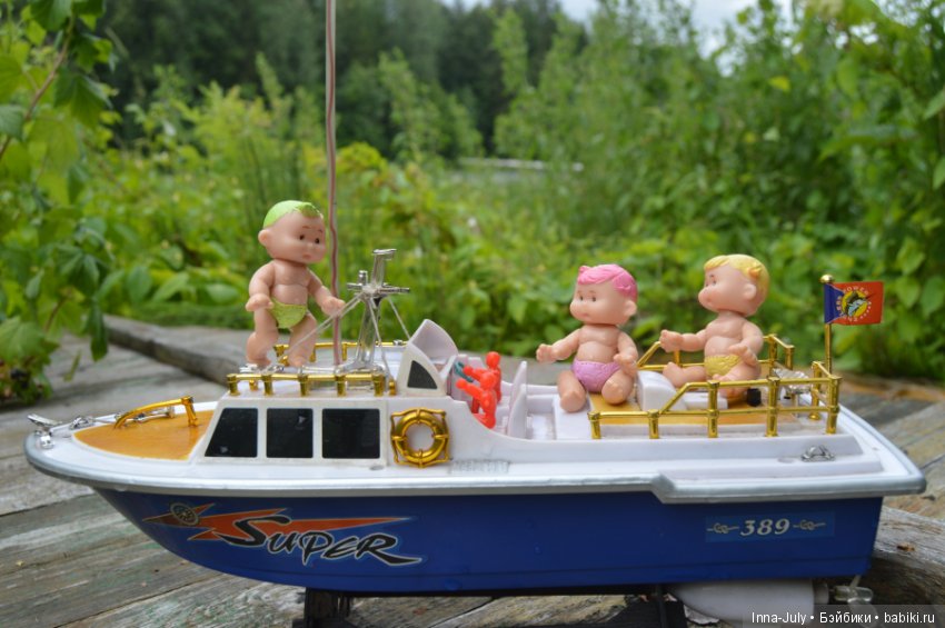 Маленькая компания в деревне